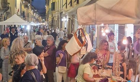 Shopping sbaracco e musei aperti Folla in centro per i giovedì destate