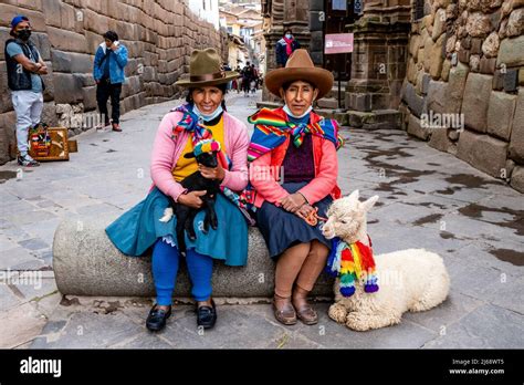 Deux Femmes Autochtones En Costume Traditionnel Posent Avec Leurs