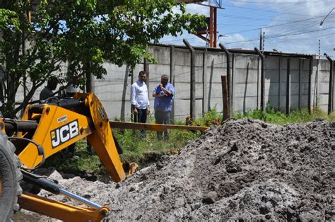 Prefeito vistoria obras de pavimentação no bairro da Conceição