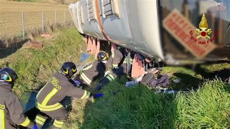 Drammatico Incidente Sull A Un Pullman Si Rovescia Youtube