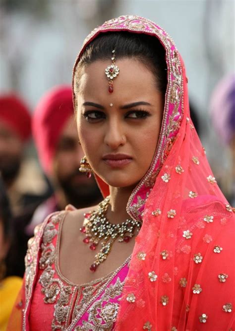 Sonakshi Sinha Wallpapers In Son Of Sardar