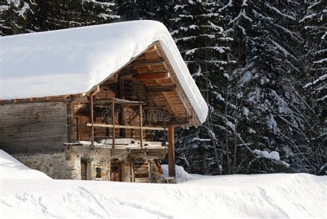 Chalet in winter stock image. Image of retreat, snow - 17078763