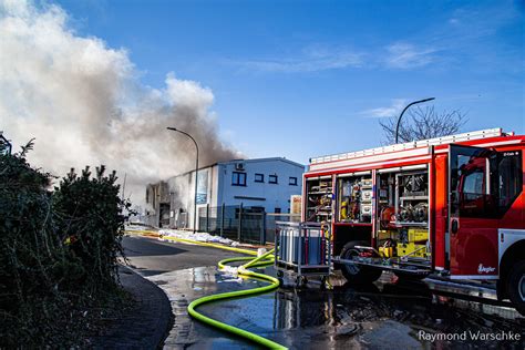 F Brennt Gewerbebetrieb Gro Brand In Der Raiffeisenstra E