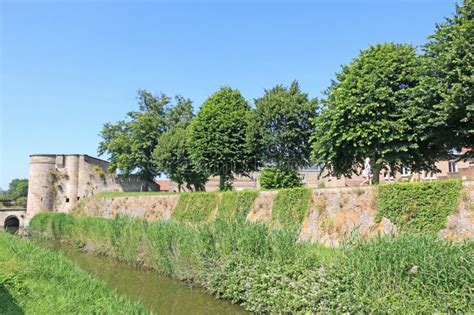 Alte Stadtmauern Von Bergues France Stockfoto Bild Von Eingang