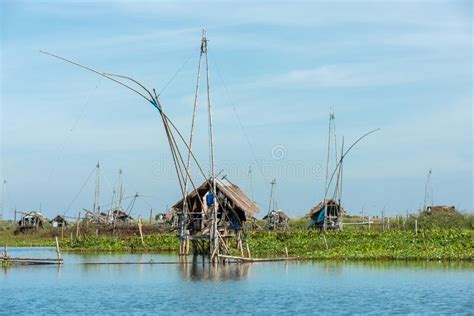 El Pueblo Del Pescador En Tailandia Con Varias Herramientas Pesqueras