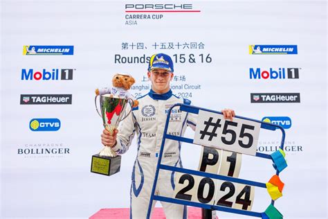 Alessandro Ghiretti Champion De La Porsche Carrera Cup Asie Rouler