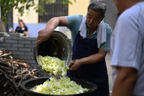 河南乡村厨师做宴席，大锅菜和浆面条做了两大锅，人们吃完还想吃