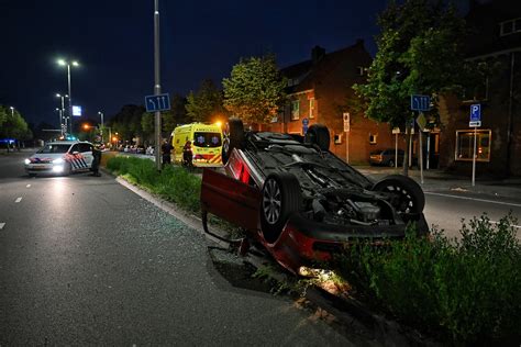 Auto Vliegt Over De Kop Bij Eenzijdig Ongeval In Tilburg Brabant