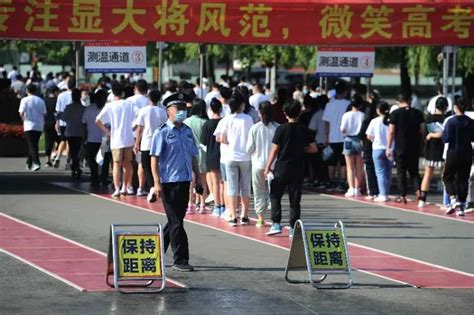 头条丨中考首日！考生：我们一点儿不紧张！澎湃号·媒体澎湃新闻 The Paper