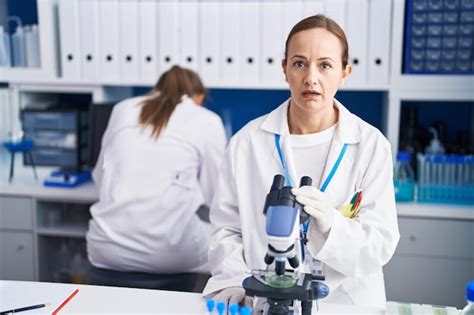 Donna Bionda Che Lavora In Un Laboratorio Privo Di Crudelt Spaventata