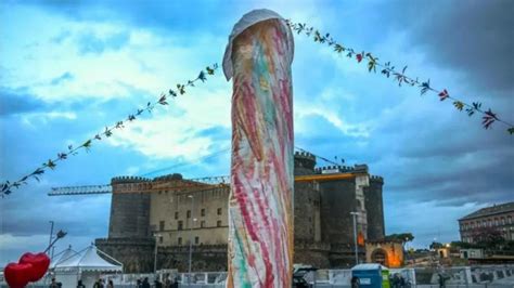 A Napoli La Scultura Che Fa Discutere Si Chiama Tu Si Na Cosa Grande