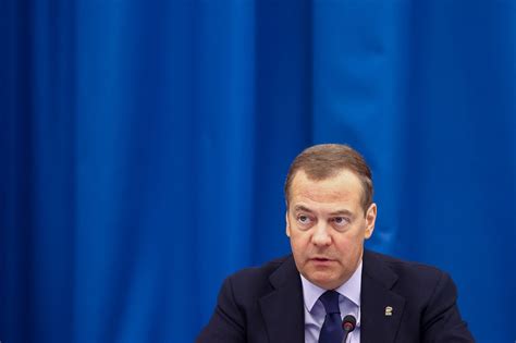 Медведев призвал не церемониться с США после полета БПЛА близ Крыма ...