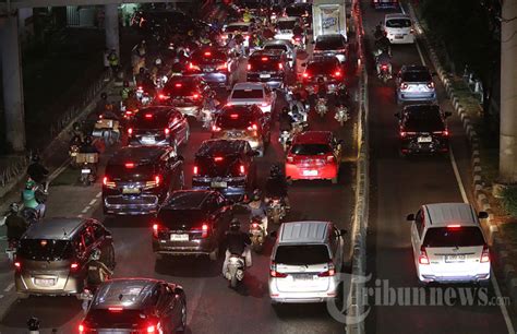 Pengaturan Jam Kerja Untuk Atasi Kemacetan Di Jakarta Foto 6 1972094