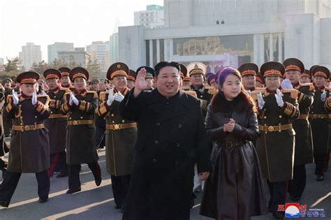 北朝鮮の金正恩総書記（中央）と、金ジュエ氏とみられる娘（右） 写真特集14 毎日新聞