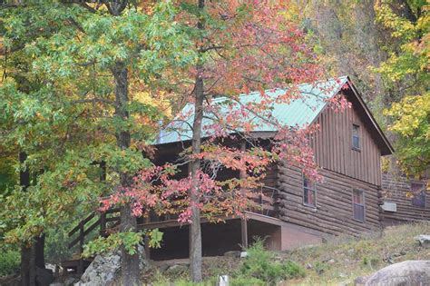 10 Cozy Arkansas Cabins That Are The Ultimate Fall Getaway