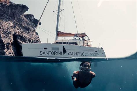 Santorin Katamaran Caldera Kreuzfahrt mit Mahlzeit und Getränken