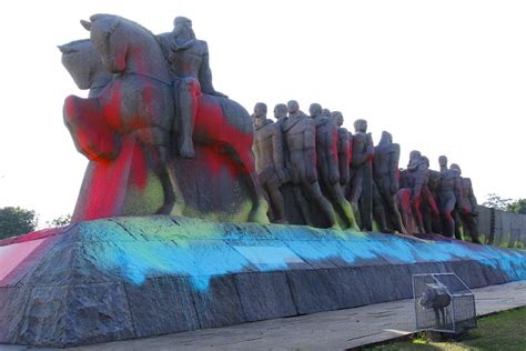 Monumentos Amanhecem Pichados Em S O Paulo Veja