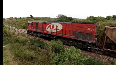 Passagem Do Trem Vazio Uma Locomotiva Puxando Sozinha Vag Es Por