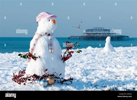 Winter on brighton beach hi-res stock photography and images - Alamy