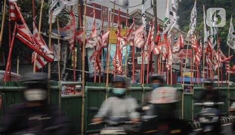 Kampanye Belum Dimulai Atribut Parpol Kuasai Pagar Pembatas Jalan