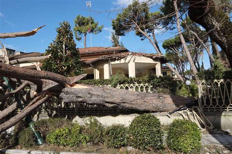 Maltempo In Centro Italia Toscana Devastata Pioggia E Venti A 150 Km