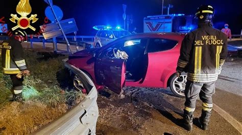 Villa Guardia Esce Di Strada E Si Schianta Contro Il Guard Rail Grave