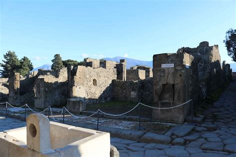 VIII 5 1 Pompeii December 2018 Looking South From Behind Fountain At