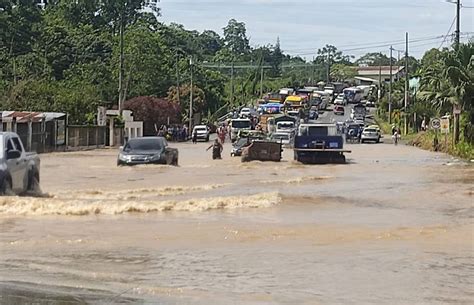 En Tres D As De Intensas Lluvias En Ecuador Se Desbordaron R Os