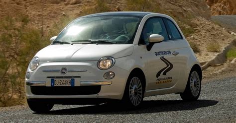 La Fiat 500 Del 2007 Ha Uno Stile Moderno è Più Grande E Segna Una Svolta Nella Realizzazione