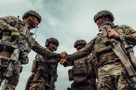 Жива музика між боями, чотирилапі помічники та екзотична польова кухня ...