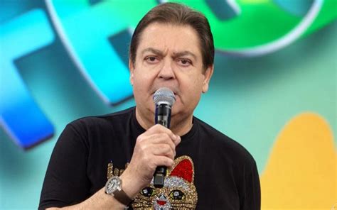 No último Domingão ao vivo do ano Faustão fala em demissão e cita