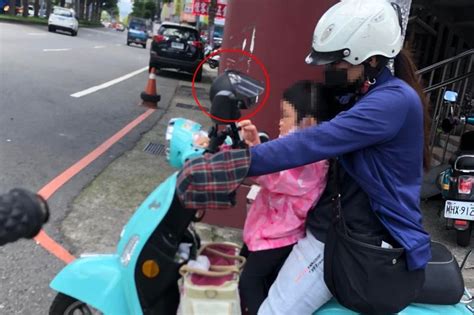 危險畫面曝！媽騎機車竟這樣載女兒