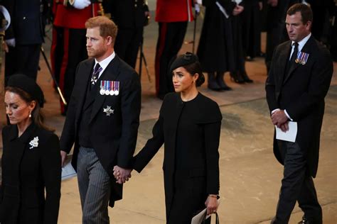 Príncipe Harry e Meghan Markle deram mãos durante cortejo fúnebre e