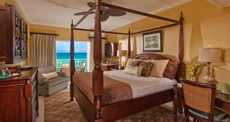 Riviera Honeymoon Beachfront Penthouse Club Level