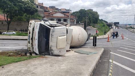 Motorista de caminhão morre após veículo tombar em BH Minas Gerais G1