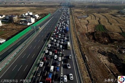 航拍高速春節後返程擁堵，公路猶如停車場，你被堵在哪裏了？ 每日頭條