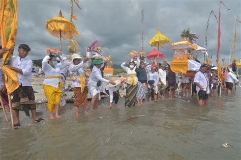 Sucikan Diri Ribuan Umat Hindu Kota Palu Hadiri Upacara Melasti