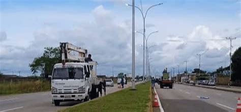 Continúa mantenimiento de tendido eléctrico en la avenida Bella El