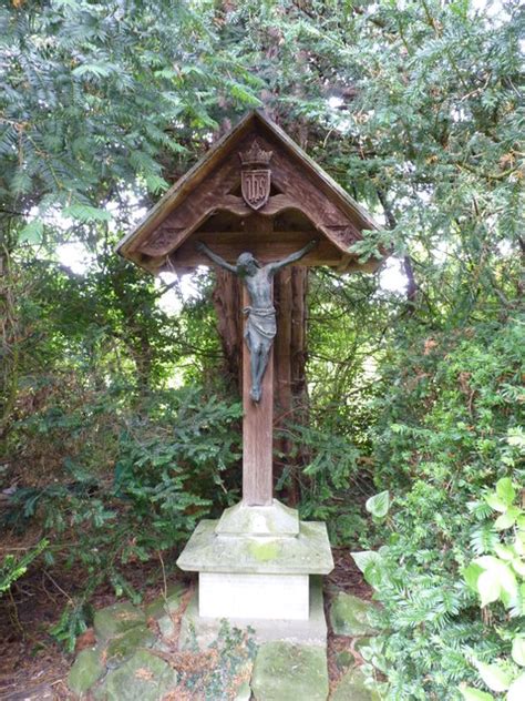 Crucifix In St James Churchyard Jeff Gogarty Cc By Sa 2 0