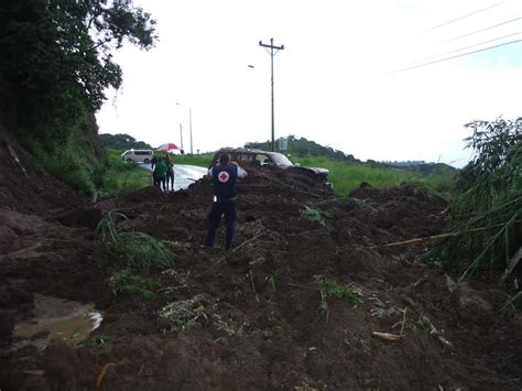 Lluvias provocan derrumbe en vía principal al volcán Poás La Nación