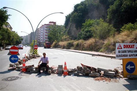 Tapulu arazim deyip yolu trafiğe kapattı Günün Haberleri