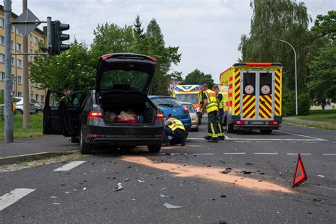 Unfall In Zittau Renault Und Skoda Auf Kreuzung Geschrottet Eine