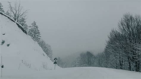 «Mountain Road Covered With Snow» del colaborador de Stocksy «Boris ...