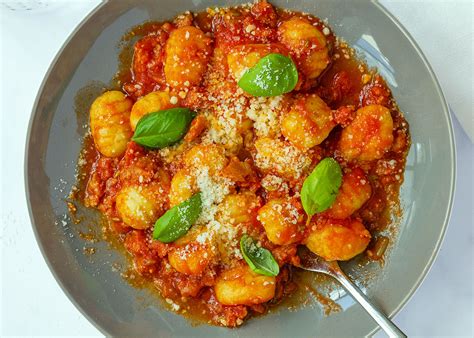 Gnocchi Mit Tomatensauce Und Salsiccia