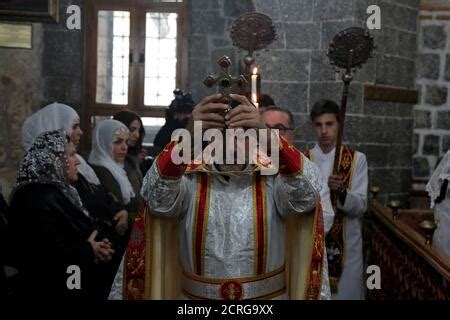 Un Sacerdote Sirio Dirige Una Misa En Navidad En La Iglesia Ortodoxa