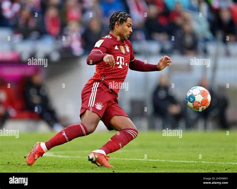 Serge Gnabry FC Bayern München FCB am Ball Allianz Arena München