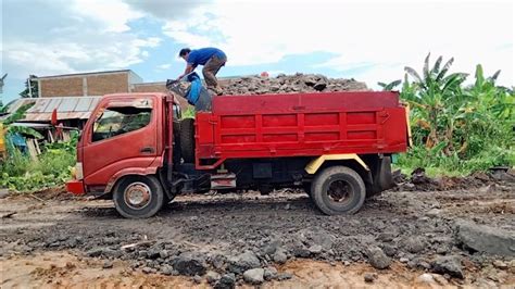 Dump Truk Mobil Truk Muat Tanah Cadas Bongkar Muatannya Youtube