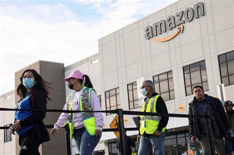 Amazon Warehouse Workers Vote To Unionize In Staten Island Updated