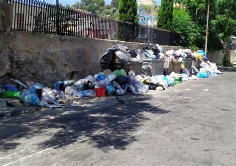 Spazzatura Sulle Strade E Cassonetti Stracolmi Viaggio Tra I Rifiuti A