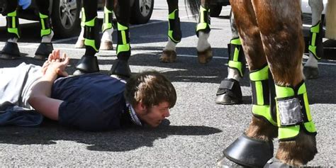 Mehr Als 70 Festnahmen Bei Protesten Gegen Corona Lockdown In Melbourne